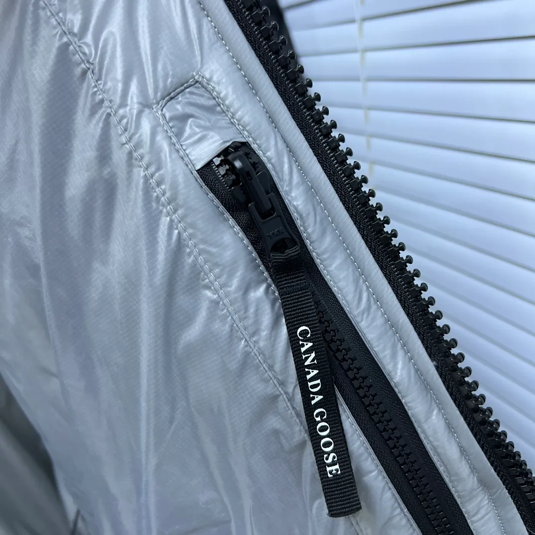 P760 𝘾𝘼𝙉𝘼𝘿𝘼 𝙂𝙊𝙊𝙎𝙀/Canada Goose 2023 Limited New Crofton Puff Down Jacket Pure Guangzhou Inspection 80 White Duck Down Filling‼  Top version, ceiling level‼ Crofton soft bread, the latest style in 2023, has a cold protection effect of up to level 4. It is made of recycled Feather-Light tear-resistant fabric. It is ultra-light and has no weight on the upper body at all! The unique black label highlights your temperament‼  Canada Goose, a Canadian brand, has always been recognized as the warmest down jacket. Various Instagram celebrities, Internet celebrities, and celebrities often wear it for street photos. I do Canada Goose every year, but I still can’t get rid of my love for geese. No matter how cold the winter is, there is no need to be afraid, because there are geese! Filled with 80% white duck down, Canada Goose is the legendary warmest down jacket and is known as a must-have for Arctic outdoor sports! The most popular down jacket in the world, celebrities are rushing to buy it, it is a must-have! Same style for men and women Size: S~XXL